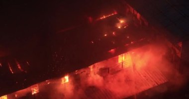 Yanan binanın görüntüleri, bir sürü yangın ve duman.