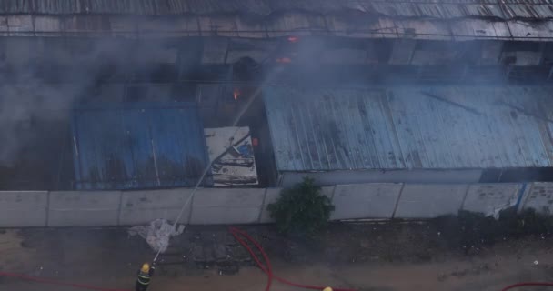 Пожежники Гасять Палаючий Будинок — стокове відео