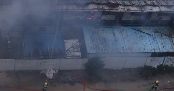 Пожарные Тушащие Горящее Здание — стоковое видео