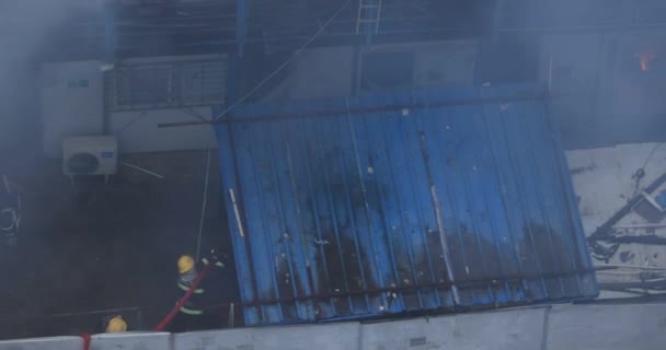 Πυροσβέστες Που Σβήνουν Φλεγόμενο Κτίριο — Αρχείο Βίντεο