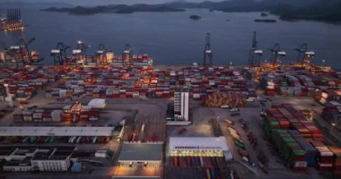 Çin 'in Shenzhen şehrindeki Yantian konteyner terminalinin hava görüntüsü.