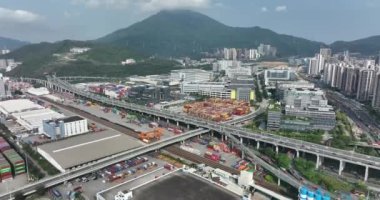 Shenzhen şehrindeki modern binaların ve yolların manzarası