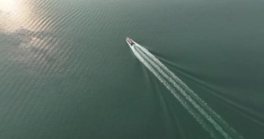Sabahleyin nehrin üzerinde hareket eden geminin havadan görüntüsü.