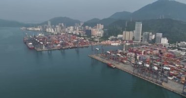 Shenzhen, Çin - 2022 Çemberi: Çin 'in Shenzhen kentindeki Yantian limanındaki hava manzarası