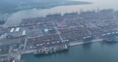 Çin 'in Shenzhen şehrindeki Yantian konteyner terminalinin hava görüntüsü.