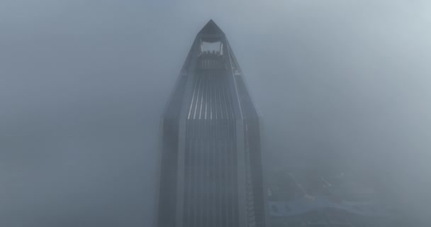 霧の日に深セン市内の建物の空中ビュー — ストック動画