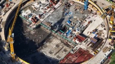 Şehirdeki inşaatın havadan görüntüsü