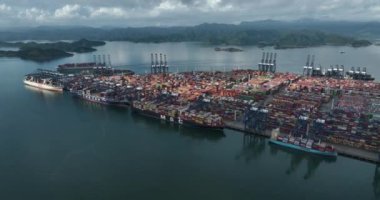 Çin 'in Shenzhen şehrindeki Yantian konteyner terminalinin hava görüntüsü.