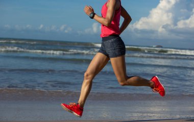 Sunrise beach adlı çalışan genç sağlıklı yaşam kadın