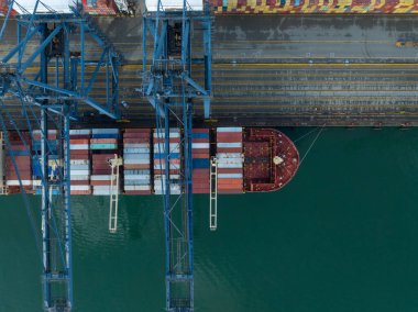 Gün doğumunda konteyner terminalinin hava görüntüsü