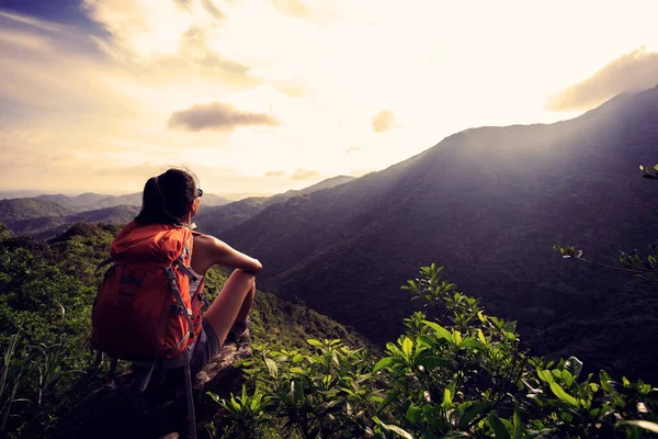 成功的女徒步旅行者在山顶悬崖边欣赏风景 — 图库照片