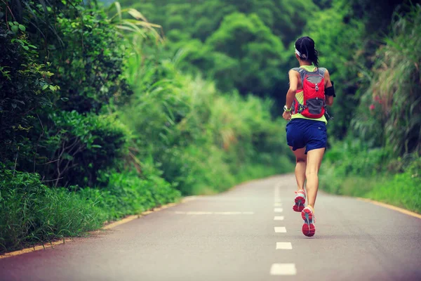 Молодая Спортсменка Бегает Лесной Тропе — стоковое фото