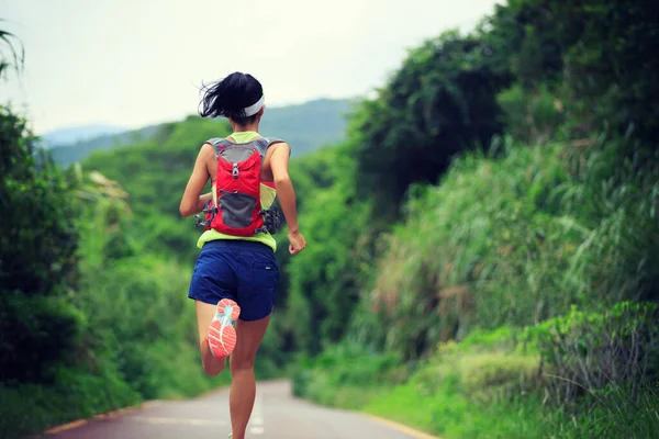 年轻健康女子径赛选手在森林山中奔跑 — 图库照片