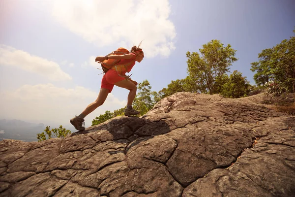 Νεαρή Ασιάτισσα Πεζοπόρος Αναρρίχηση Βράχο Στο Βουνό Κορυφή Γκρεμό Άκρη — Φωτογραφία Αρχείου