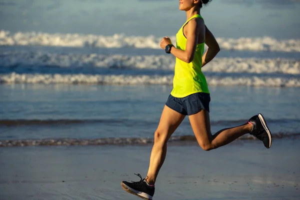 健康的生活方式年轻健康的女人在日出海滩上奔跑 — 图库照片