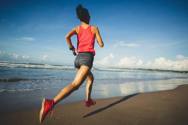 Joven Estilo Vida Saludable Mujer Corriendo Amanecer Playa — Foto de Stock