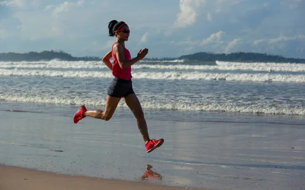 Νέοι Υγιεινού Τρόπου Ζωής Γυναίκα Που Τρέχει Στο Sunrise Beach — Φωτογραφία Αρχείου