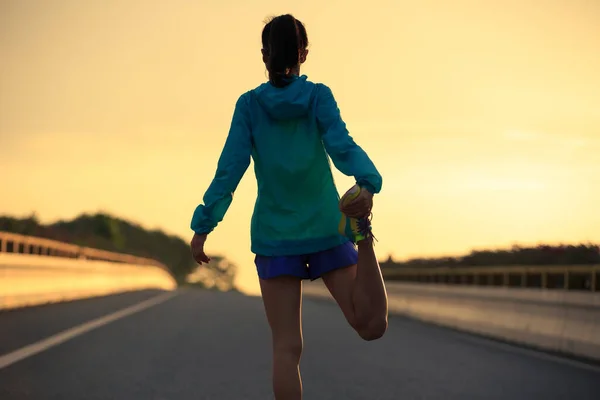 年轻健身亚洲妇女赛跑者跑在城市路 — 图库照片