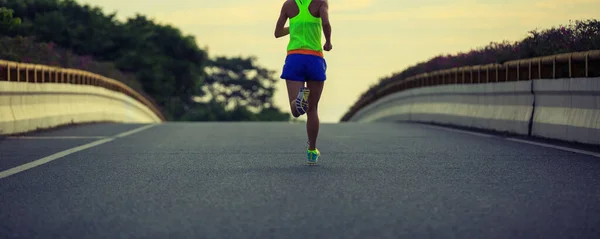 市の道路で実行されている若いフィットネス アジアの女性ランナー — ストック写真