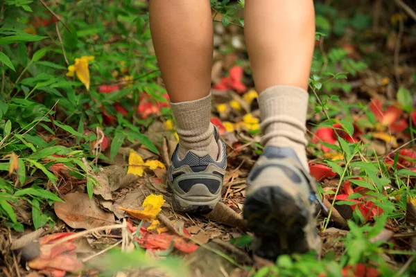 Kobieta Piesze Nogi Chodzenie Szlaku Wiosennym Lesie — Zdjęcie stockowe