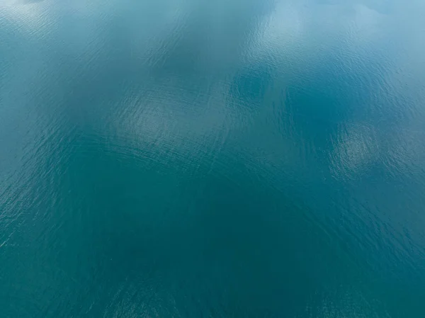 海浪表面无人机鸟图 — 图库照片