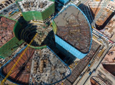 Shenzhen, Çin - 2022 Çemberi: Shenzhen şehrindeki inşaat alanı ve manzaranın havadan görünüşü