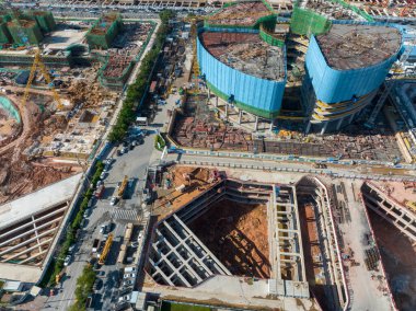 Shenzhen, Çin - 2022 Çemberi: Shenzhen şehrindeki inşaat alanı ve manzaranın havadan görünüşü