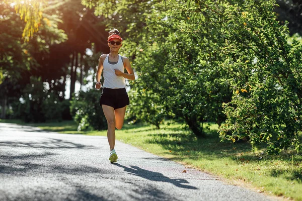 Mujer Fitness Corriendo Sendero Soleado Parque Tropical —  Fotos de Stock