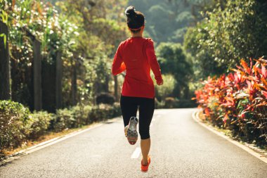 Sabah parkında bacaklar germe Sağlıklı yaşam tarzı kadın koşucu