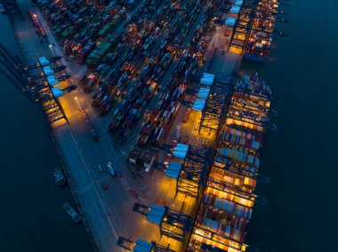 Gece konteyner terminalinin hava görüntüsü