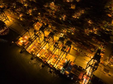 Gece konteyner terminalinin hava görüntüsü