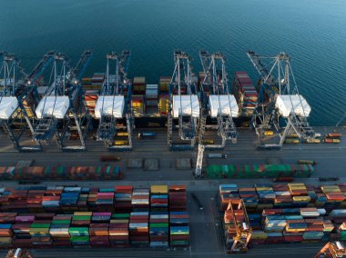 Shenzhen, Çin - 2022 dolaylarında Çin 'in Shenzhen kentindeki Yantian uluslararası konteyner terminalinin hava görüntüleri