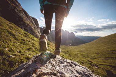 Gün batımında dağ zirvesinde yürüyüş.