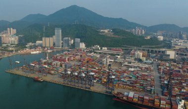 Shenzhen, Çin - 2022 dolaylarında Çin 'in Şenzen kentindeki Yantian limanındaki konteynır gemisinin havadan görüntüsü