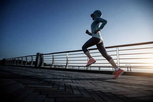 Fitness Femeie Alergător Care Rulează Podul Mării — Fotografie, imagine de stoc