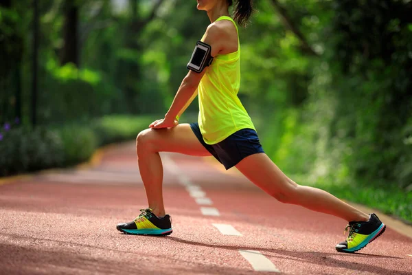 健康的生活方式 女性跑步者在晨间公园伸展腿 — 图库照片
