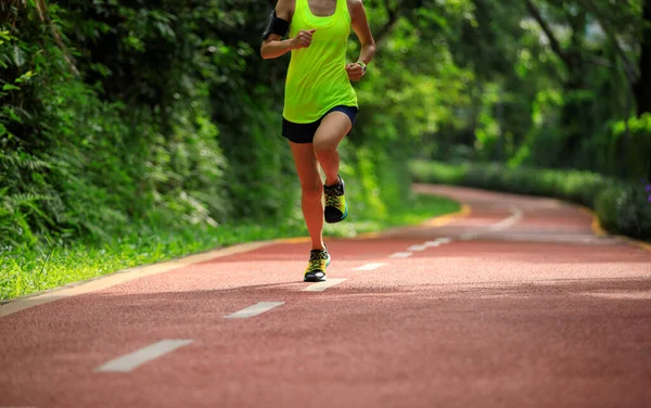Donna Fitness Che Corre Sul Sentiero Soleggiato Del Parco Tropicale — Foto Stock