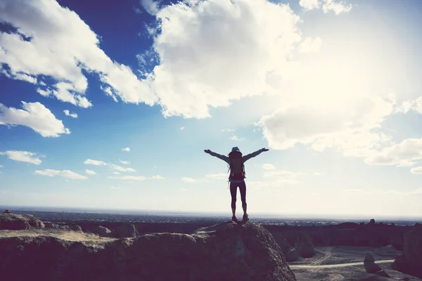 Επιτυχημένη Γυναίκα Backpacker Αισθάνονται Ελεύθεροι Στην Κορυφή Λόφο Της Ερήμου — Φωτογραφία Αρχείου