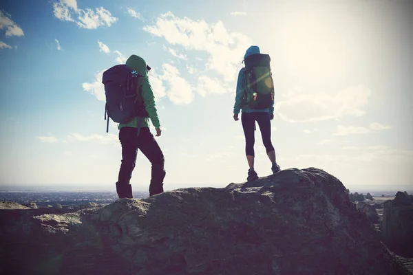 Two Women Backpacks Hiking Mountains — Stock Photo, Image