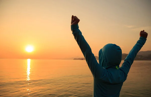 Весела Жінка Відкриває Руки Узбережжі Сходу Сонця — стокове фото