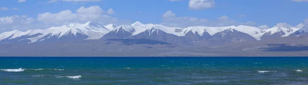 Panorama Pohled Zasněžené Hory Ledovcové Jezero Pod Modrou Oblohou Tibetu — Stock fotografie