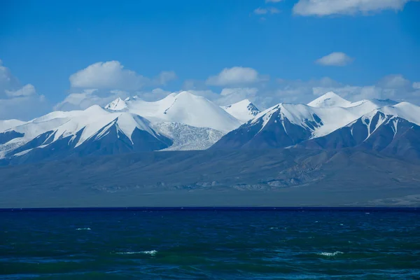 中国提贝蓝天下的雪山和冰川湖景观 — 图库照片
