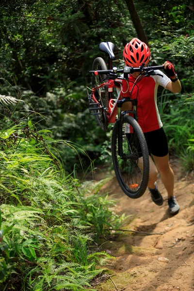 Kobieta Rowerzysta Nosić Rower Górski Chodzenie Szlaku Lasu Tropikalnego — Zdjęcie stockowe