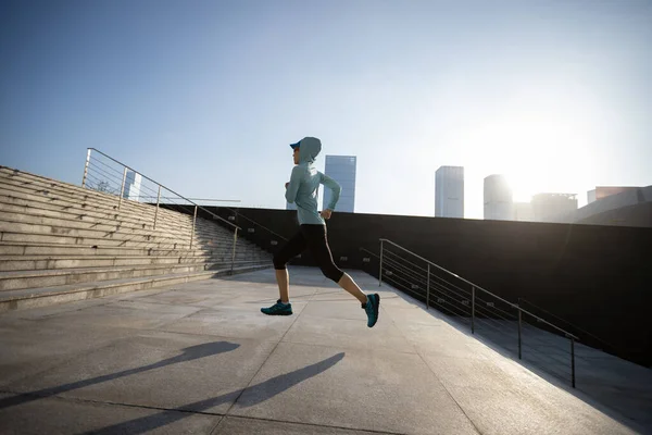 Γυμναστική Αθλητική Γυναίκα Τρέχει Μέχρι Σκάλες Στην Πόλη — Φωτογραφία Αρχείου