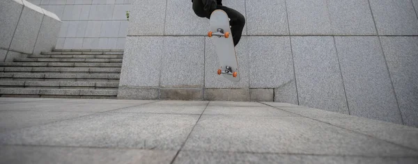 Skateboarder Skate Cidade Moderna — Fotografia de Stock