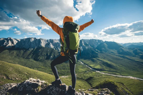 Succesvolle Vrouw Backpacker Wandelen Alpine Bergtop — Stockfoto