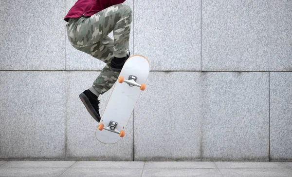 Азійська Жінка Скейтбордист Сучасному Місті — стокове фото