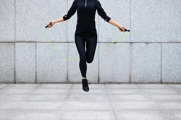 Fitness Mujer Cuerda Saltar Contra Pared Ciudad — Foto de Stock