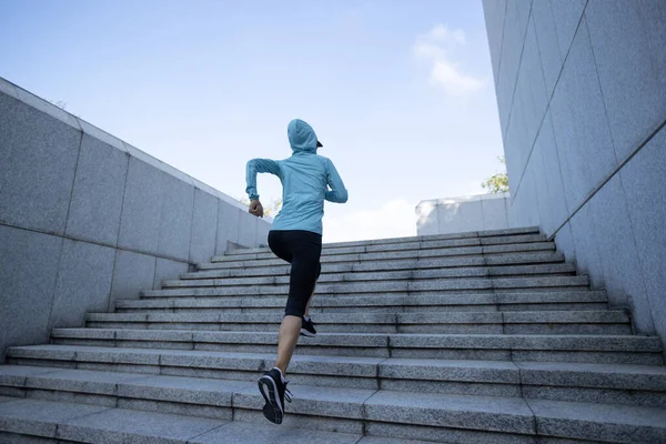 Спортивная Женщина Бежит Лестнице Городе — стоковое фото