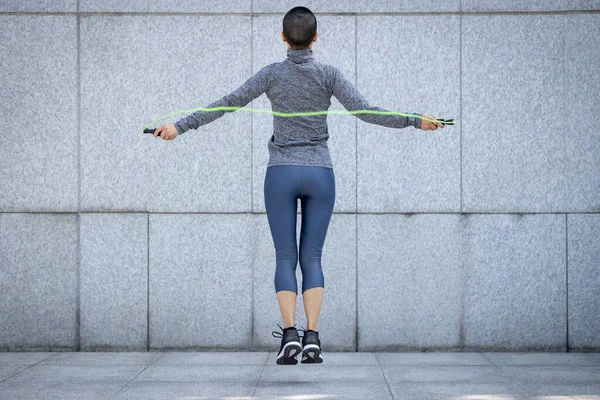 Fitness Vrouw Touw Springen Tegen Stadsmuur — Stockfoto